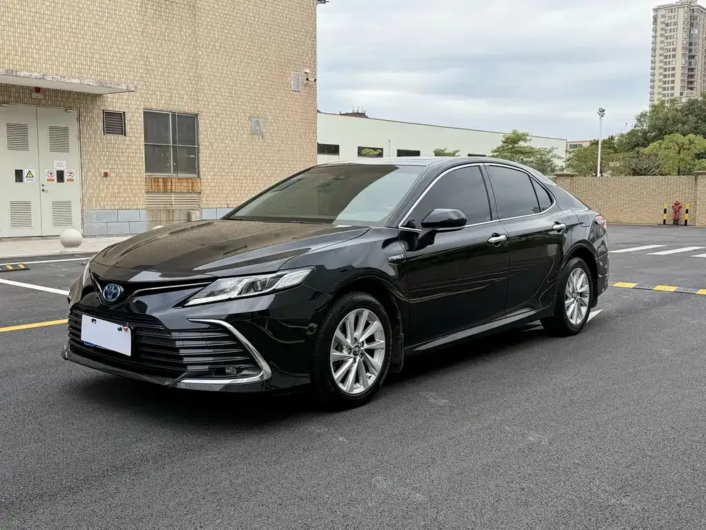 Toyota Camry — фото 1