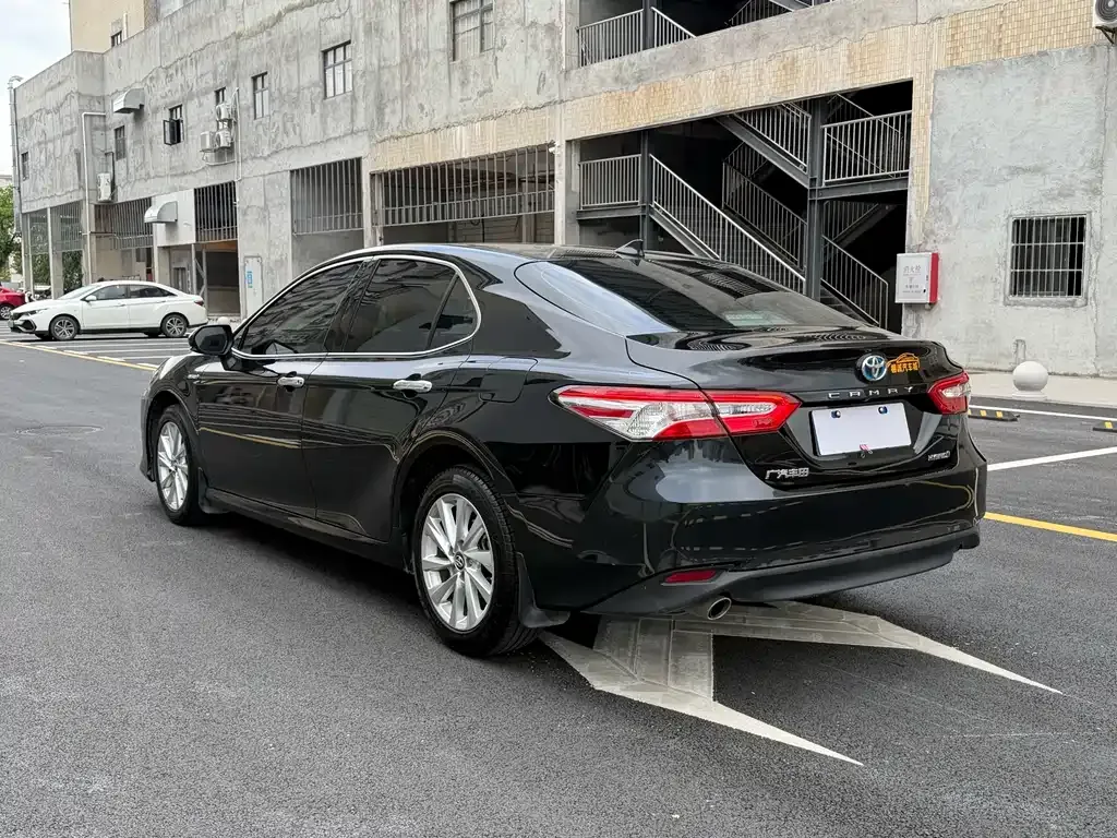 Toyota Camry — фото 9