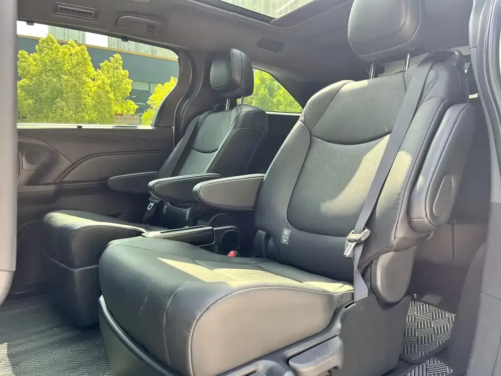 Toyota Granvia — фото 7