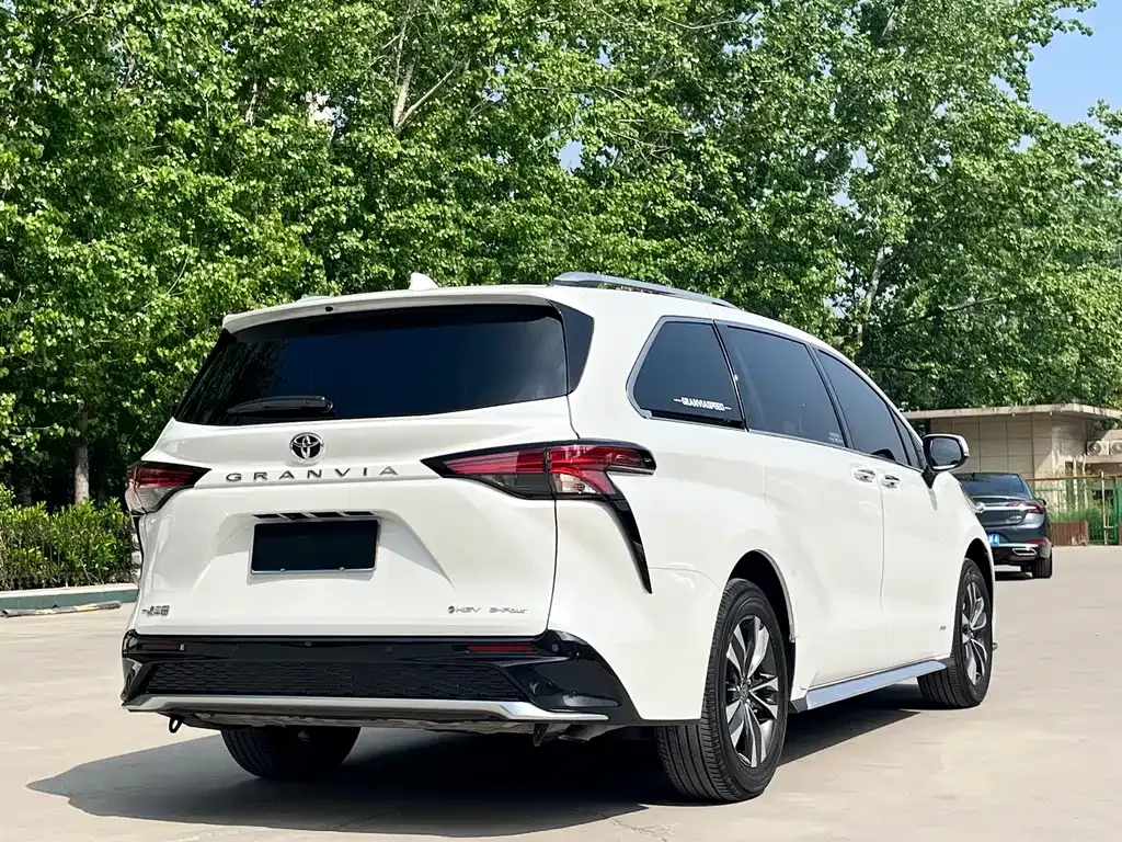 Toyota Granvia — фото 10