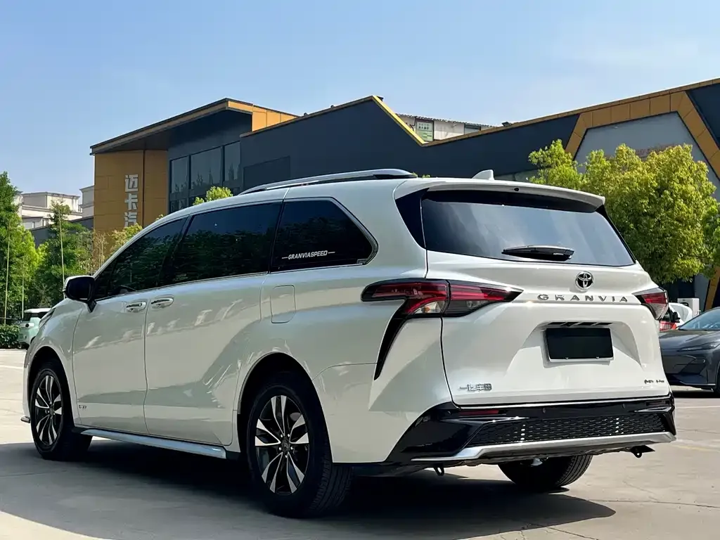 Toyota Granvia — фото 3