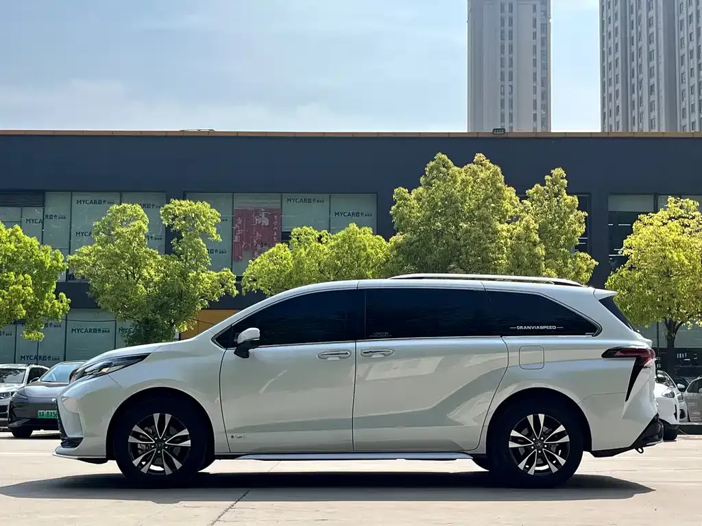 Toyota Granvia — фото 6