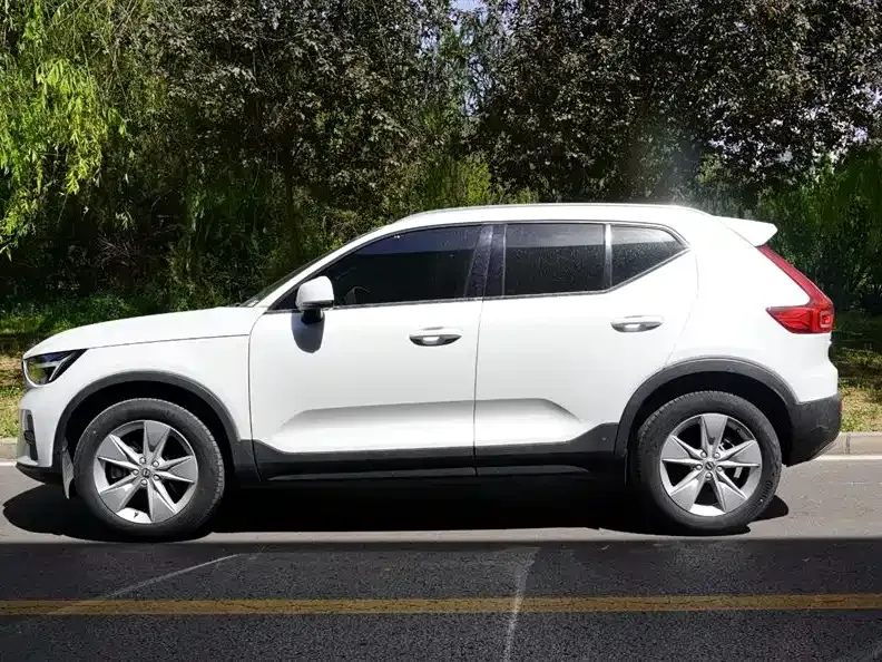 Volvo XC40 — фото 10