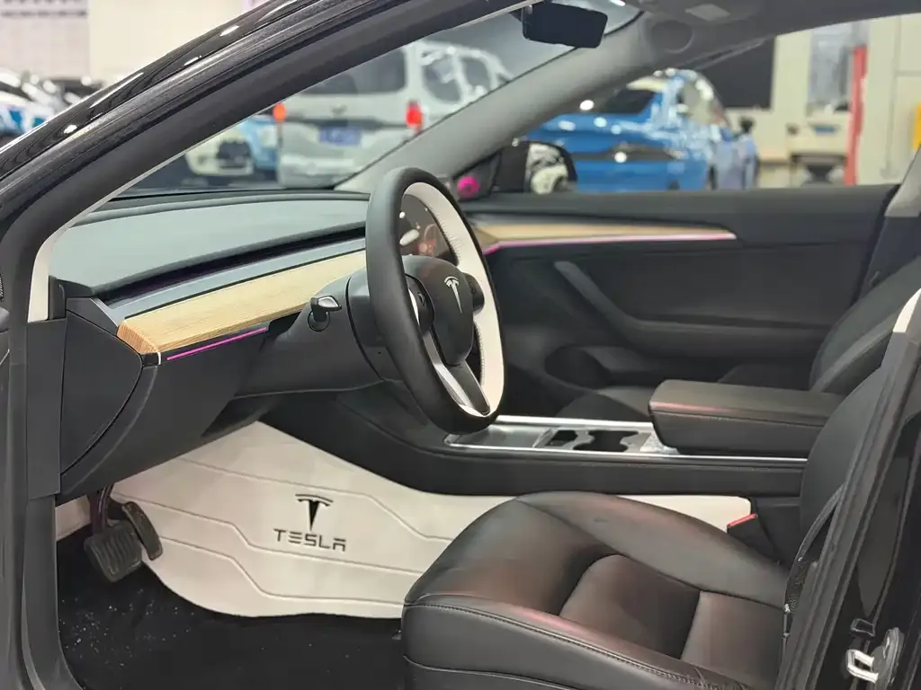 Tesla Model 3 — фото 9
