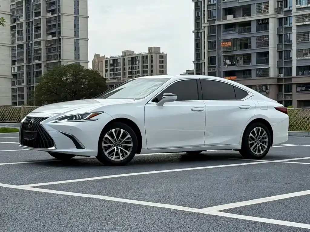 Lexus ES — фото 1