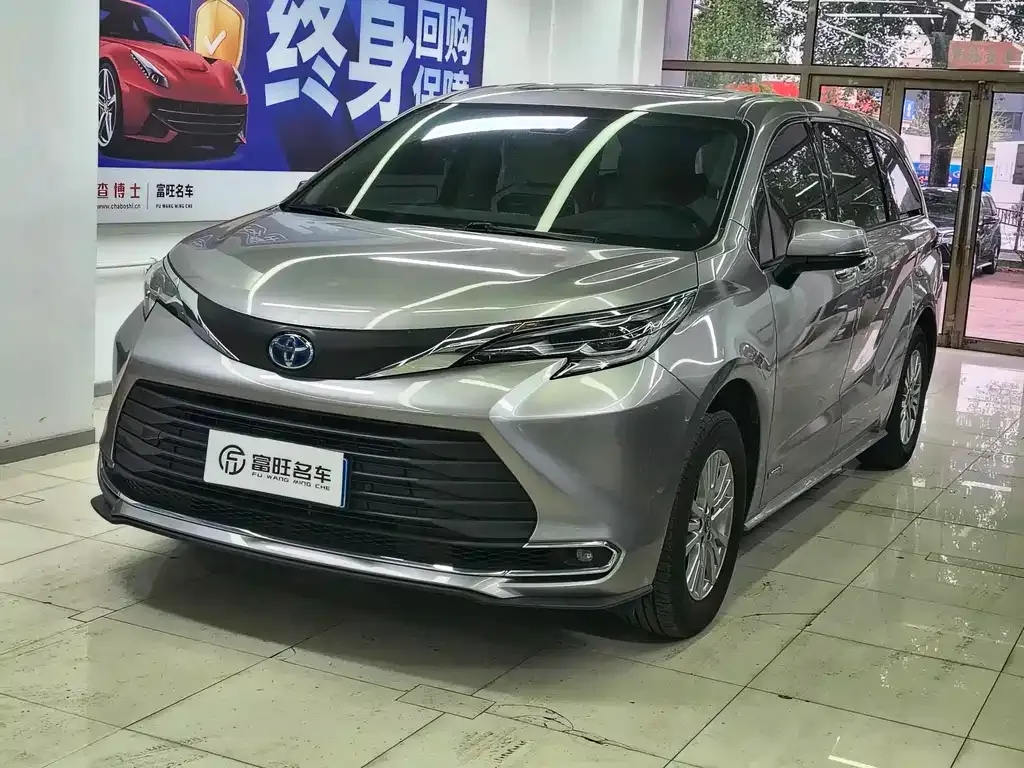 Toyota Sienna — фото 1