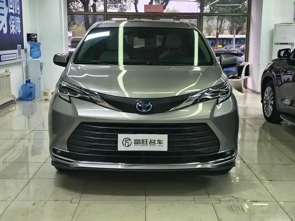 Toyota Sienna — фото 2