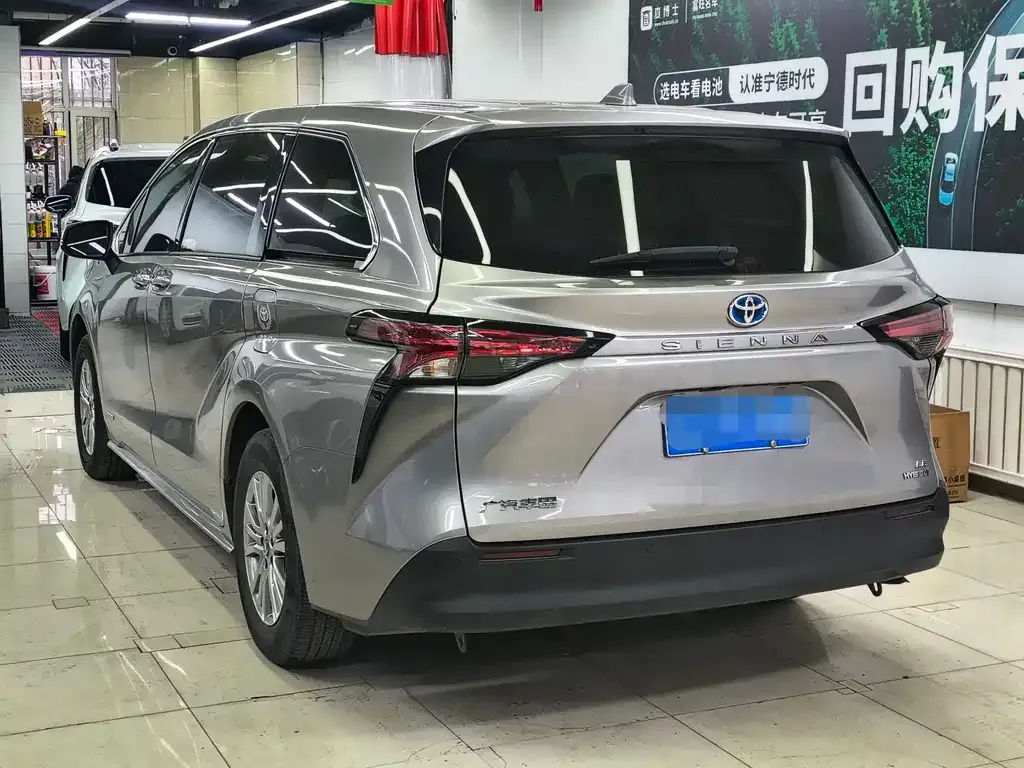Toyota Sienna — фото 3