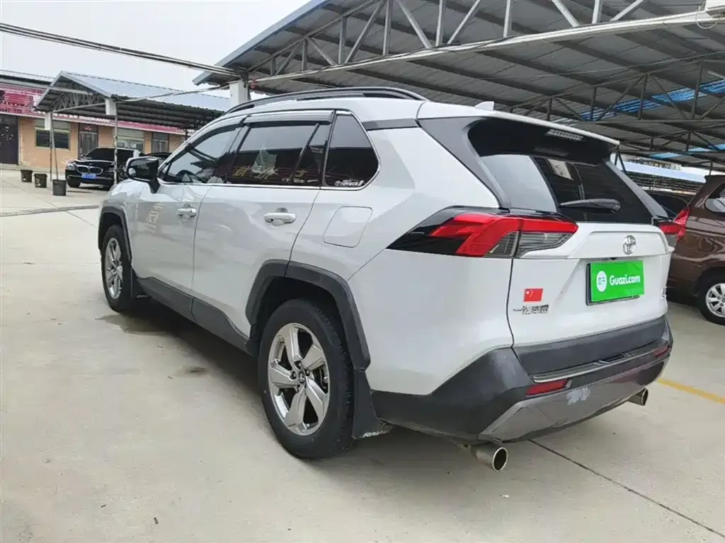 Toyota RAV4 — фото 7