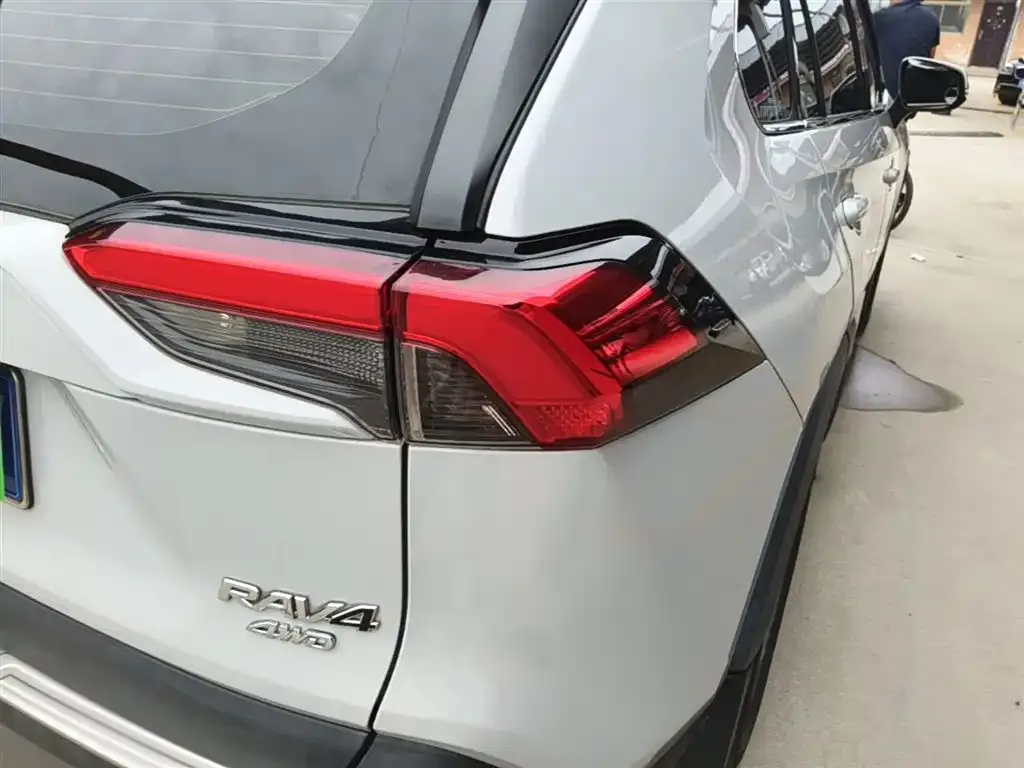 Toyota RAV4 — фото 5