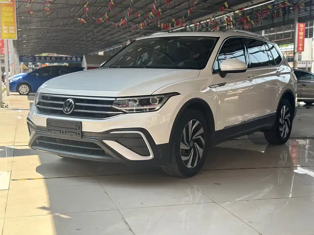 Volkswagen Tiguan L — фото 1