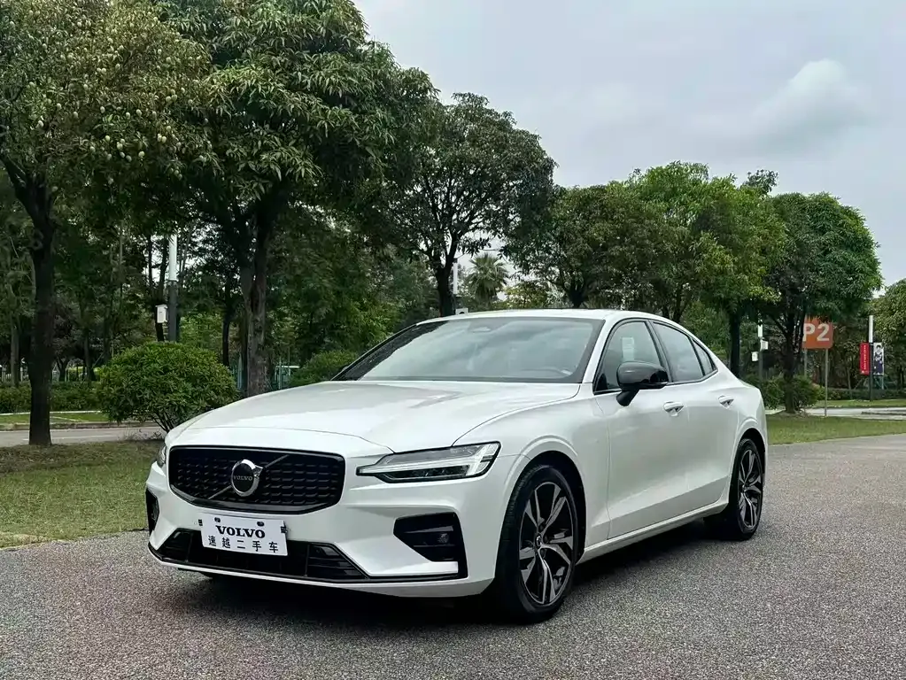 Volvo S60 — фото 1
