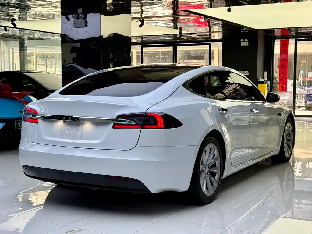 Tesla Model Y — фото 10
