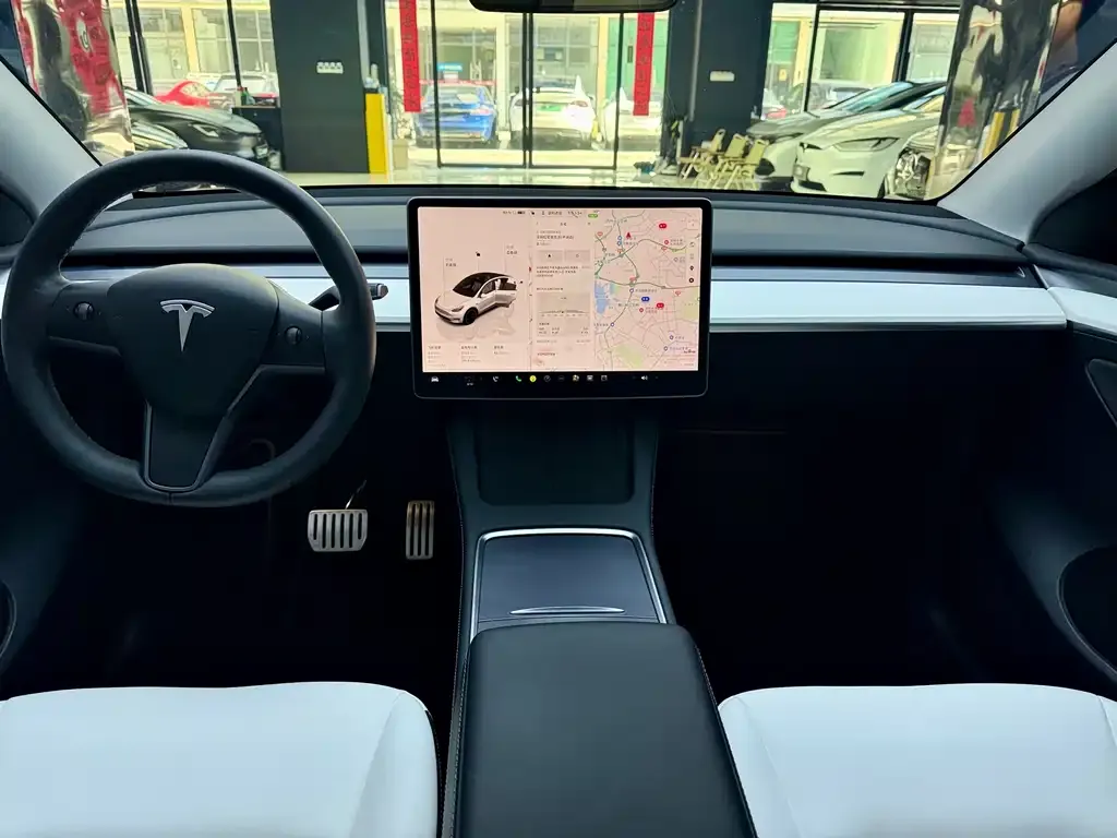 Tesla Model Y — фото 6