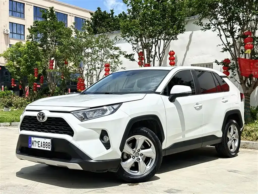 Toyota RAV4 — фото 1