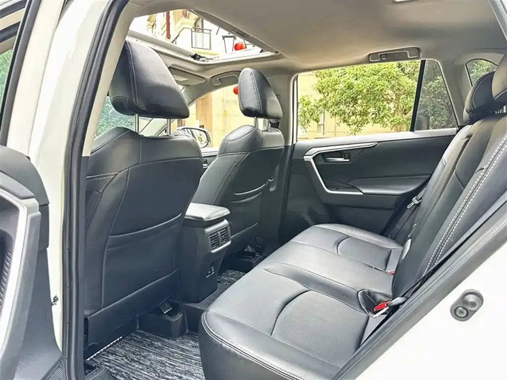Toyota RAV4 — фото 4