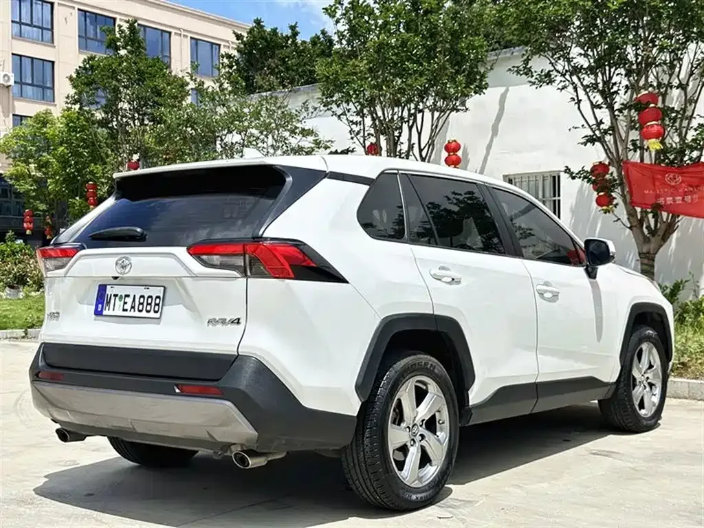 Toyota RAV4 — фото 8