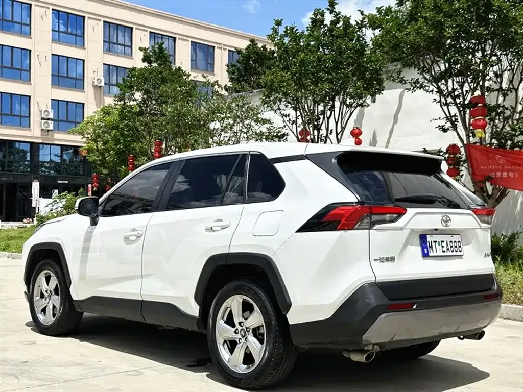 Toyota RAV4 — фото 9