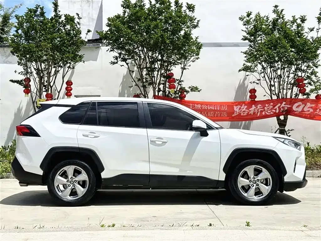Toyota RAV4 — фото 10