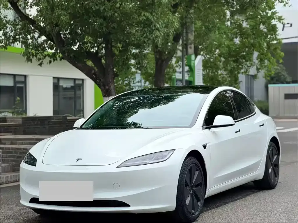 Tesla Model 3 — фото 1