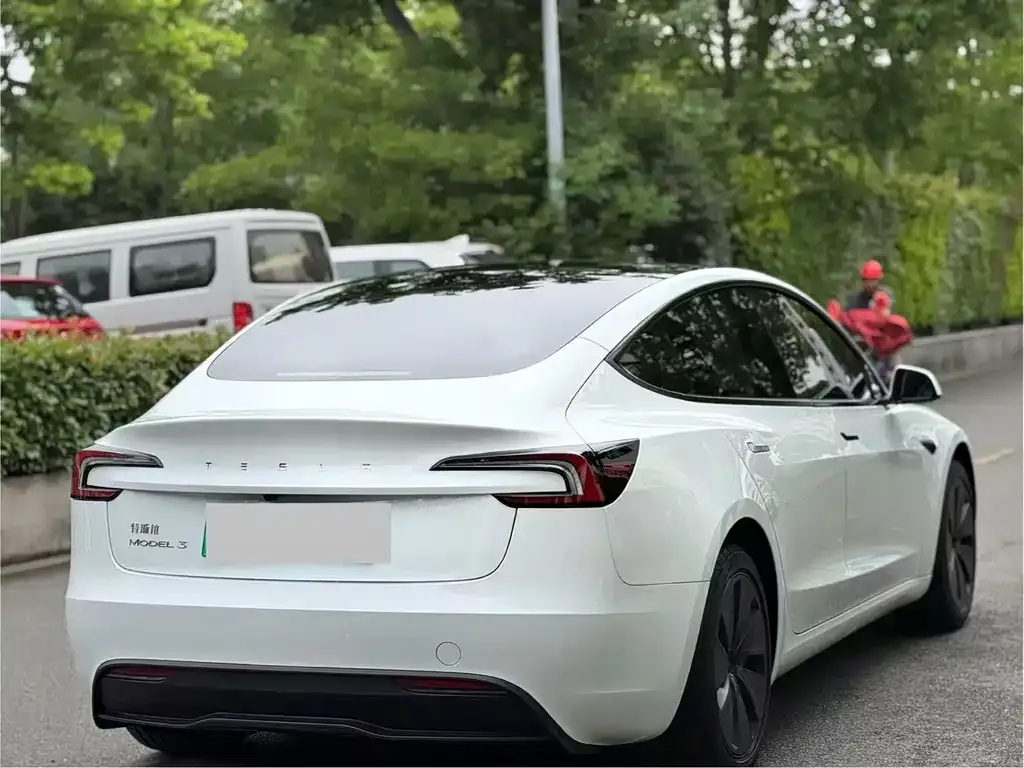 Tesla Model 3 — фото 9