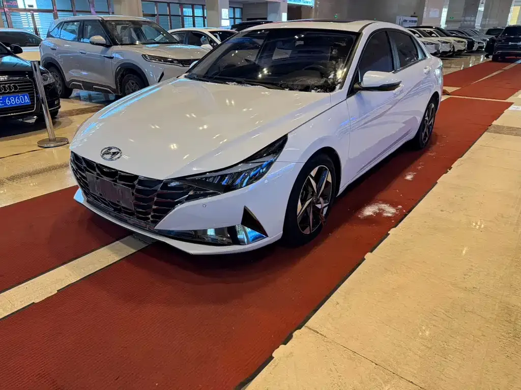 Hyundai Elantra — фото 1