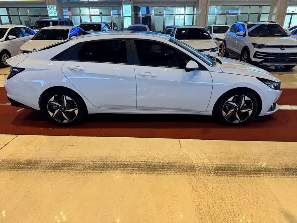 Hyundai Elantra — фото 10
