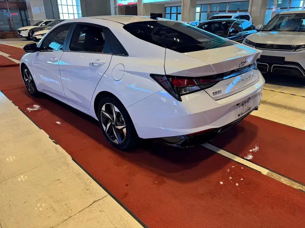 Hyundai Elantra — фото 6