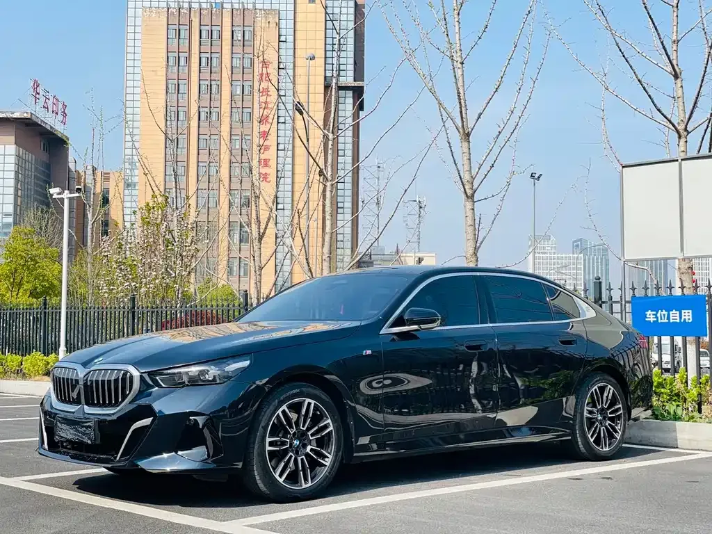 BMW 5 Series — фото 1