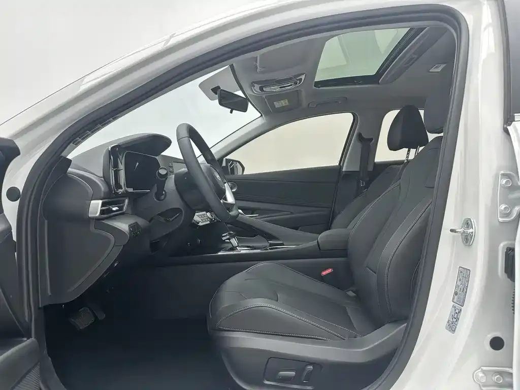 Hyundai Elantra — фото 3