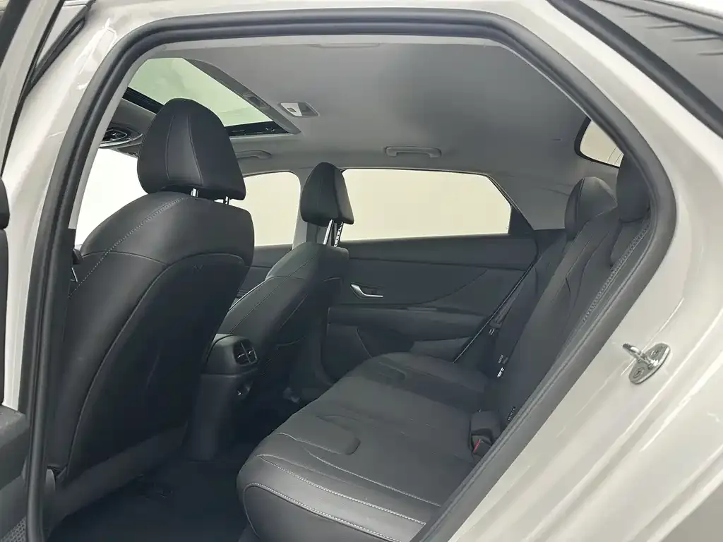 Hyundai Elantra — фото 10