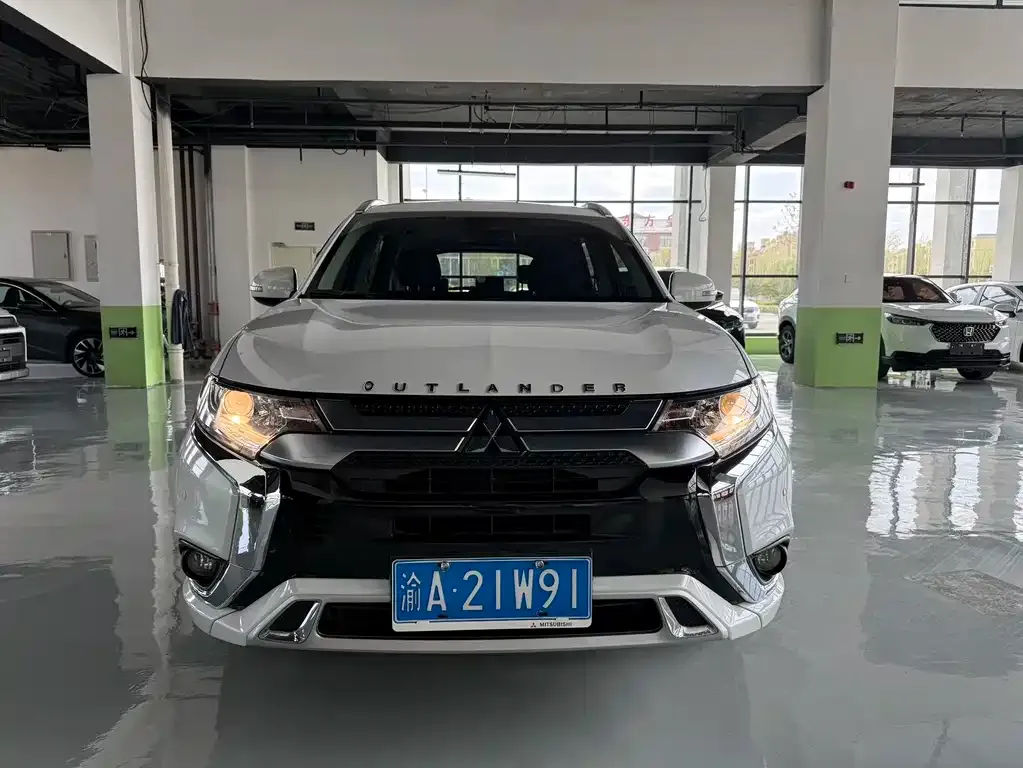 Mitsubishi Outlander — фото 1