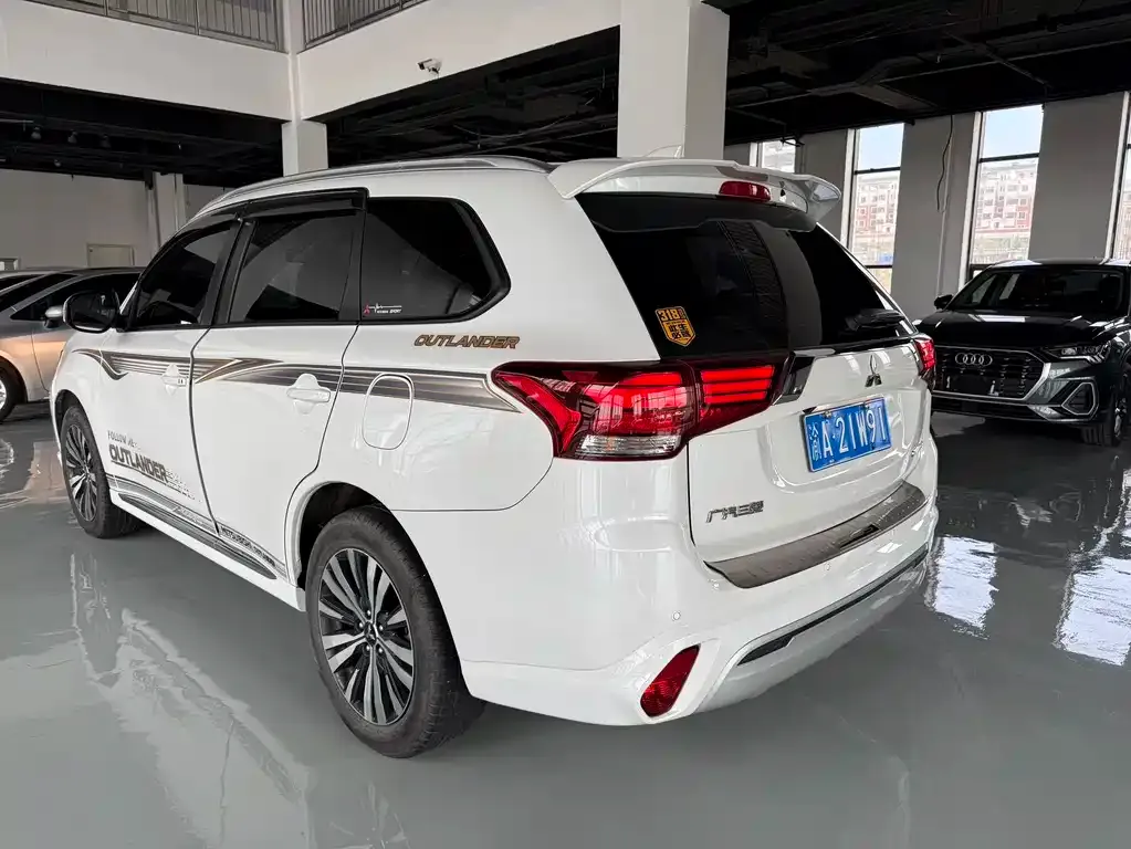 Mitsubishi Outlander — фото 6