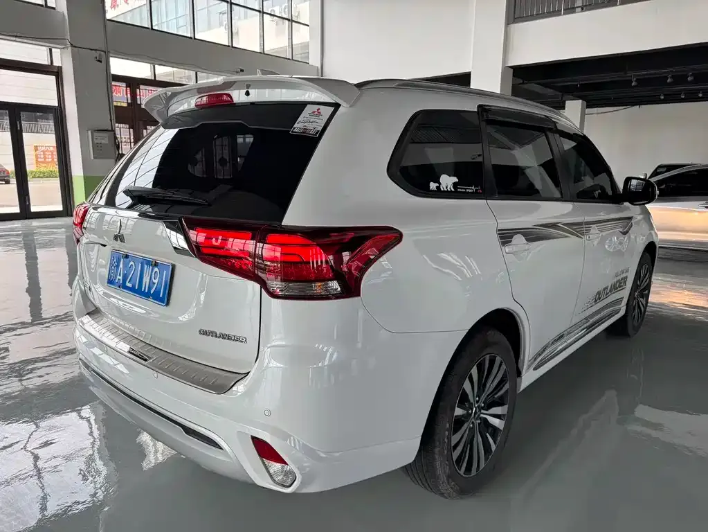 Mitsubishi Outlander — фото 7
