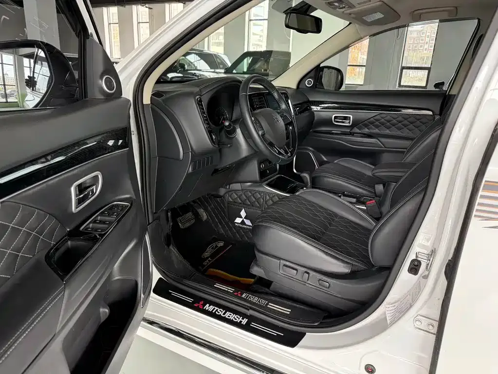 Mitsubishi Outlander — фото 10