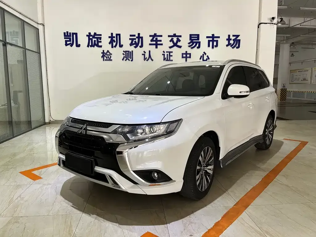 Mitsubishi Outlander — фото 1