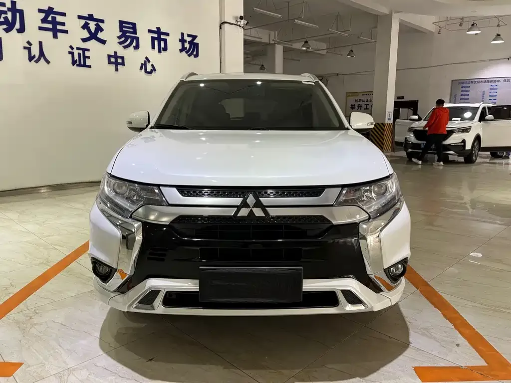 Mitsubishi Outlander — фото 3