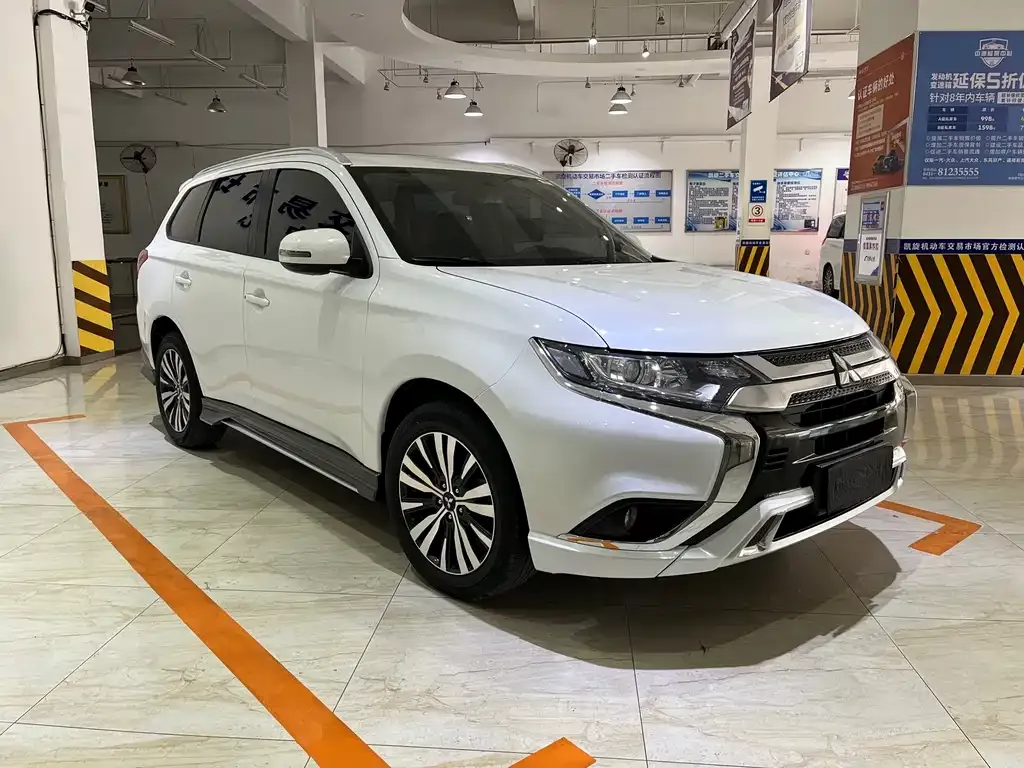 Mitsubishi Outlander — фото 10