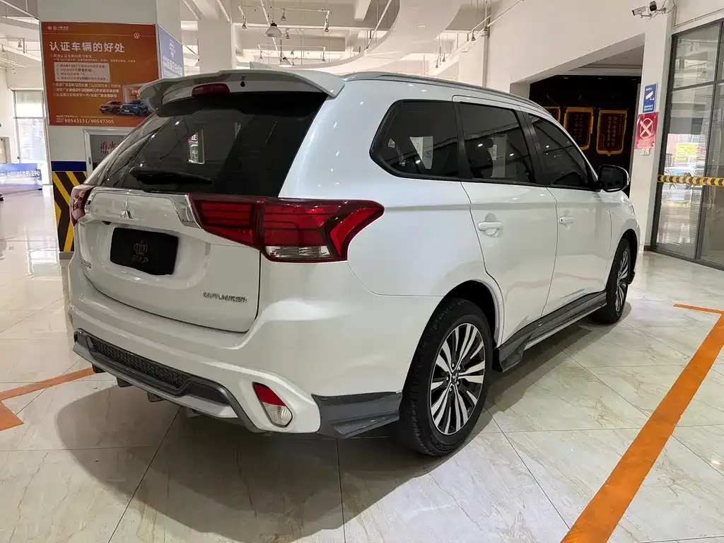 Mitsubishi Outlander — фото 7