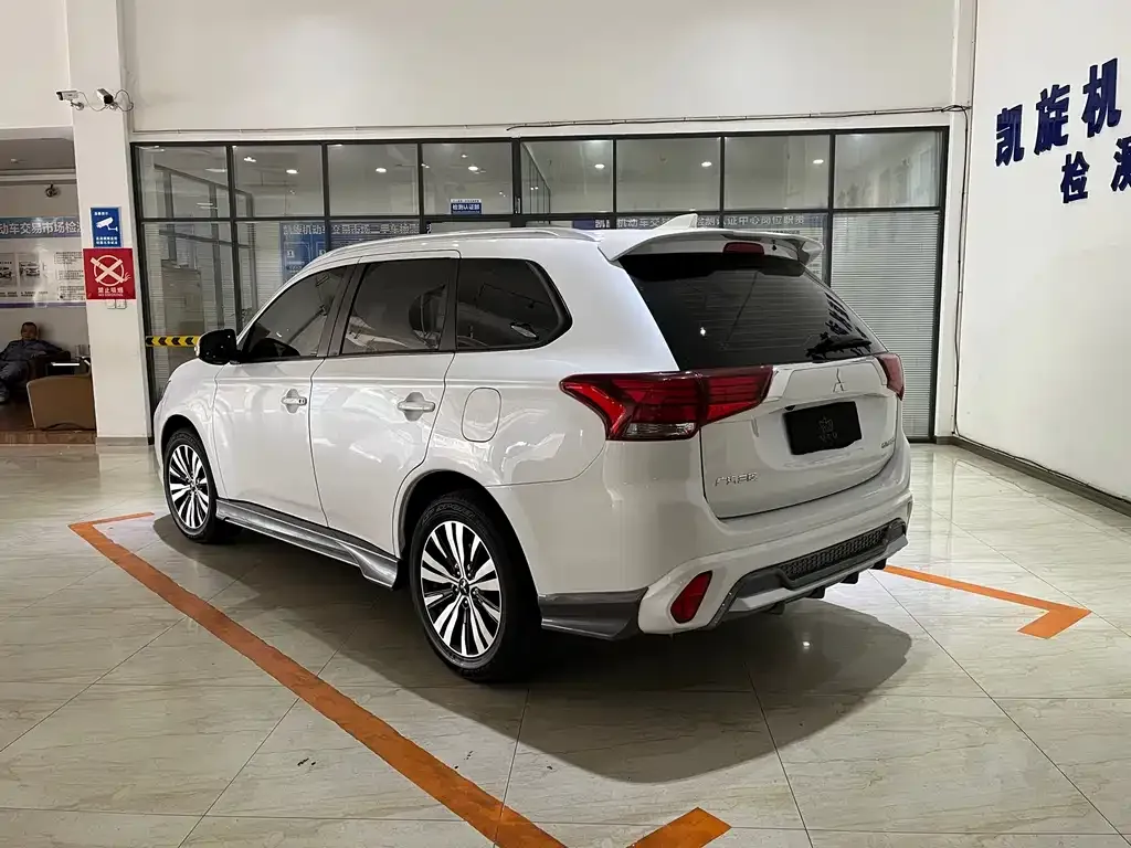 Mitsubishi Outlander — фото 5