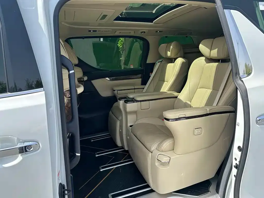 Toyota Vellfire — фото 2
