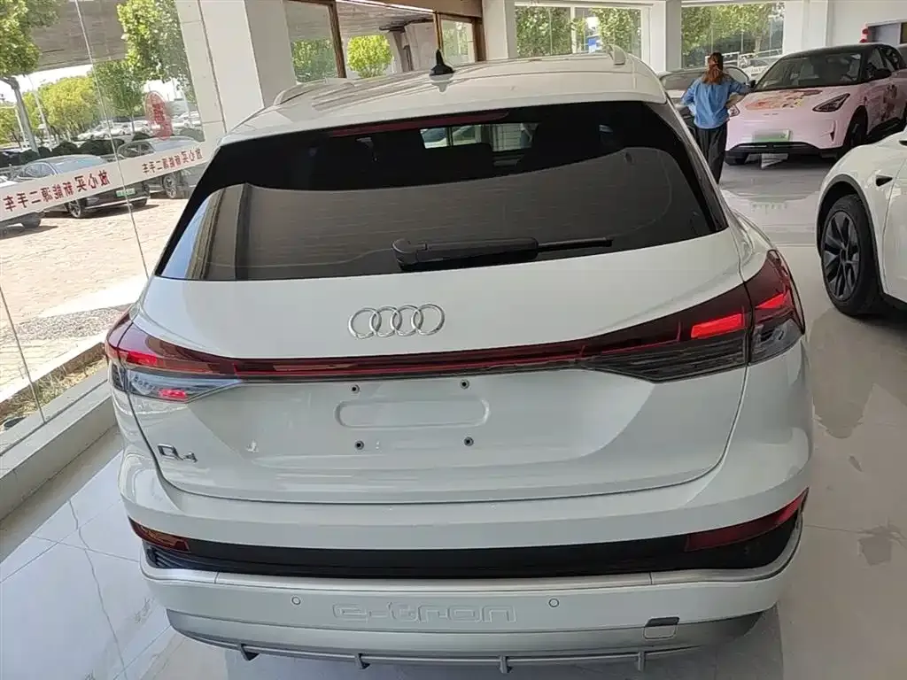 Audi Q4 e-tron — фото 10