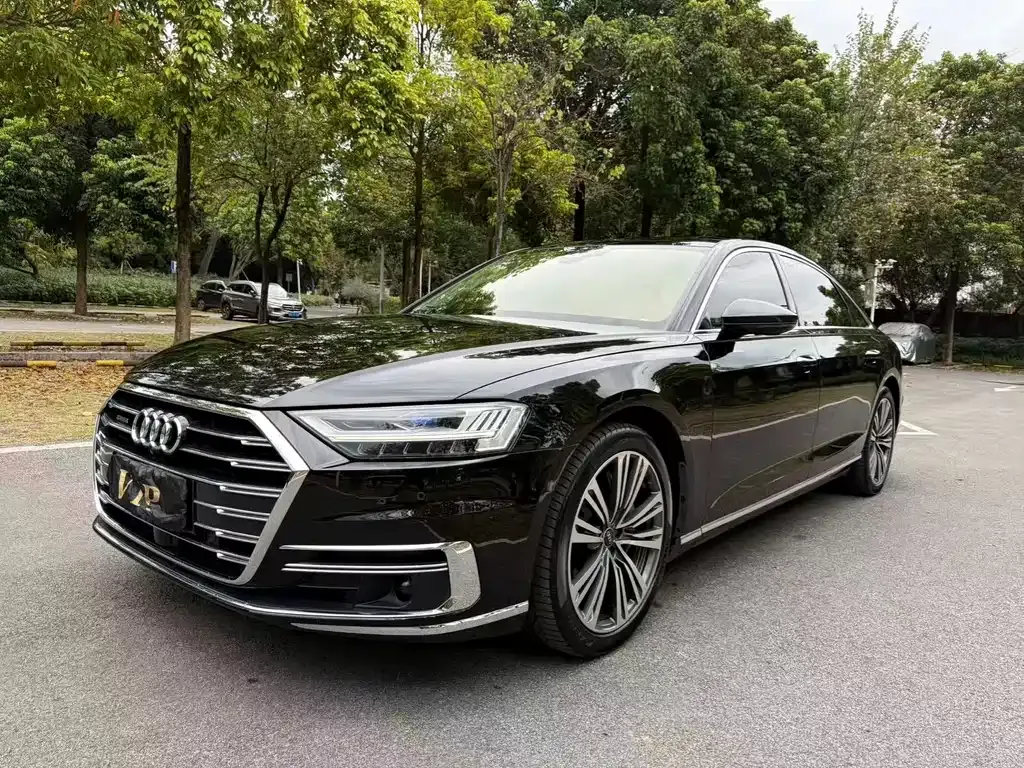Audi A8 — фото 1