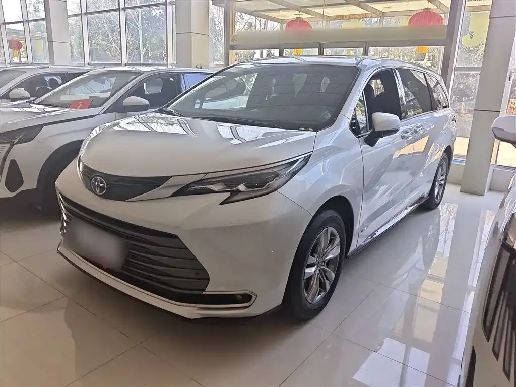 Toyota Sienna — фото 1