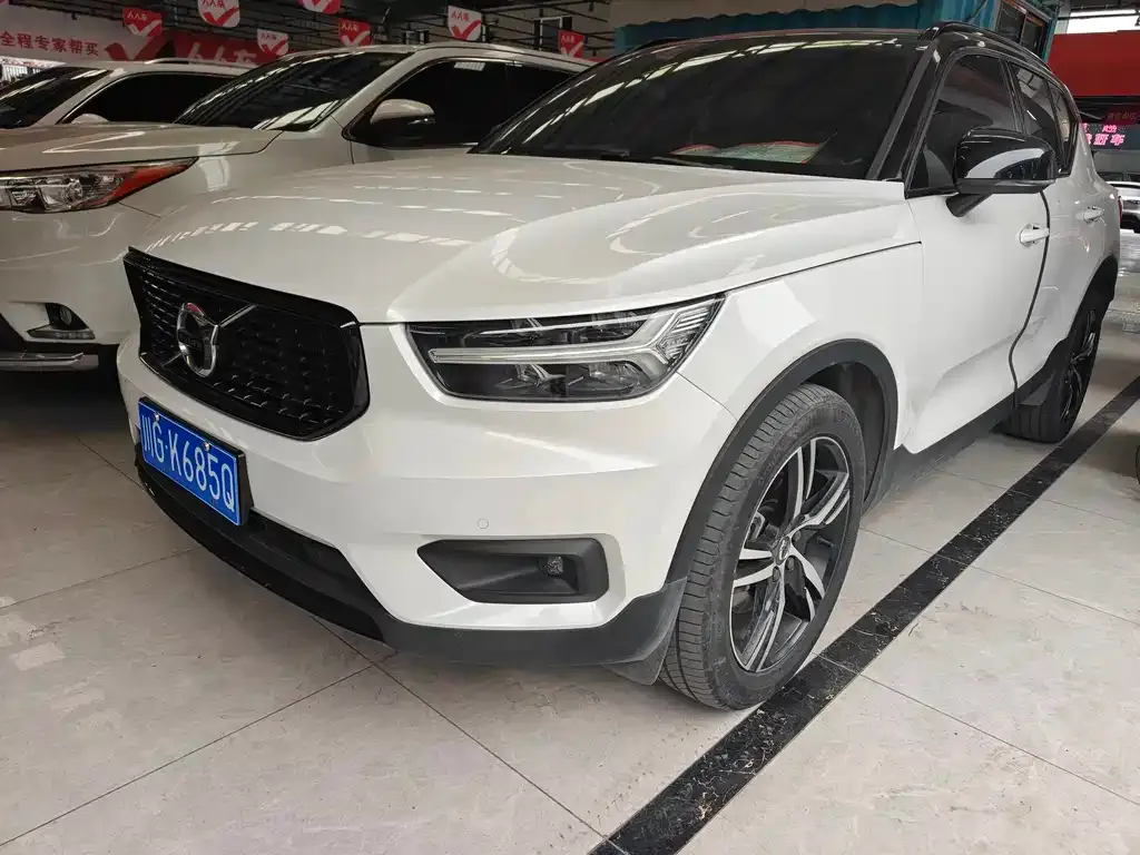 Volvo XC40 — фото 1