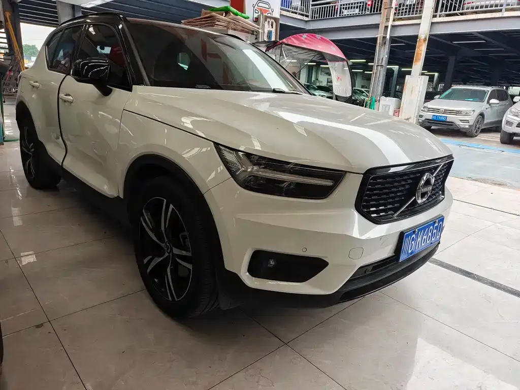Volvo XC40 — фото 7