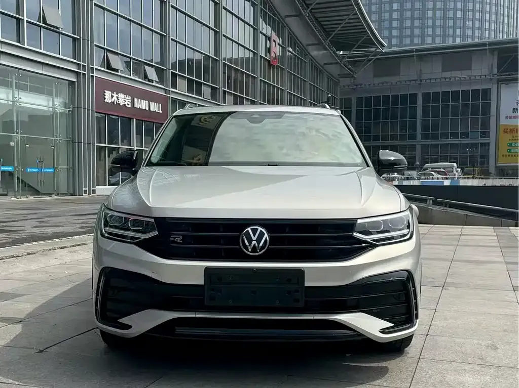 Volkswagen Tiguan L — фото 1