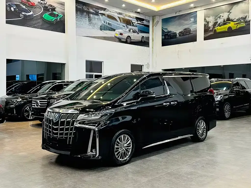 Toyota Alphard — фото 1