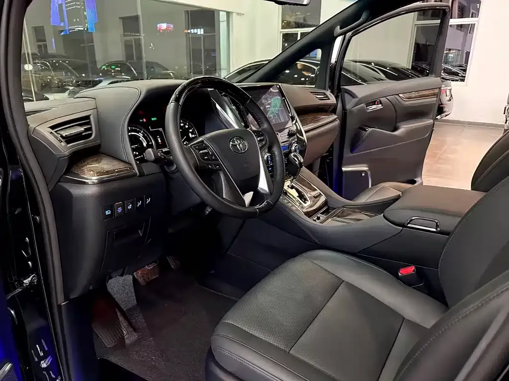 Toyota Alphard — фото 8
