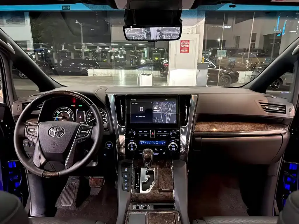 Toyota Alphard — фото 2